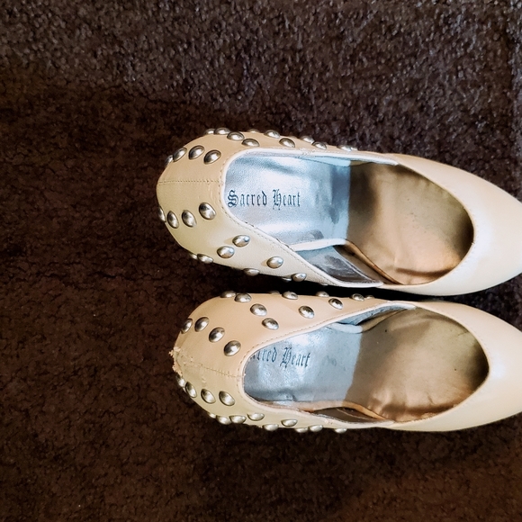 Nude High Heels with Gold Accents - Picture 9 of 16